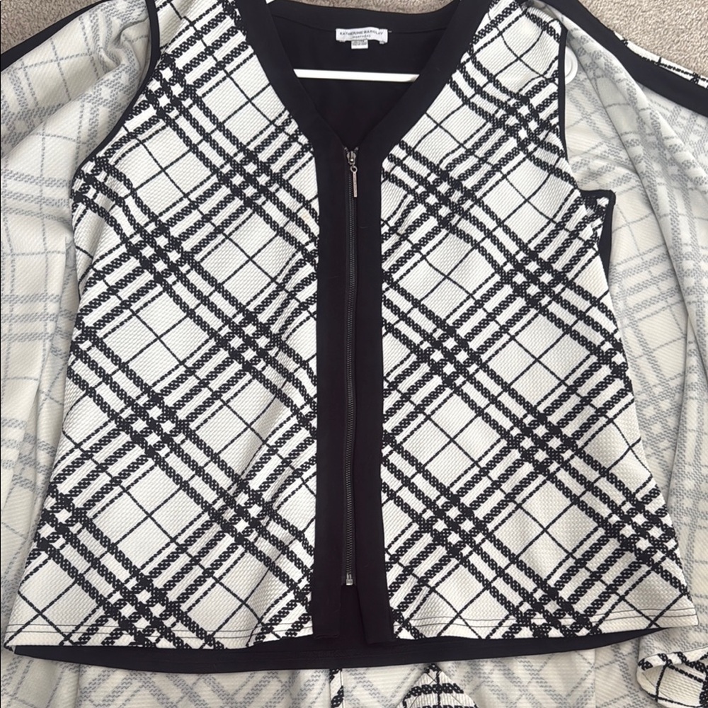 Katherine Barclay Montreal Black and White Stretchy Minimalist Women’s Cape Set - Picture 9 of 9